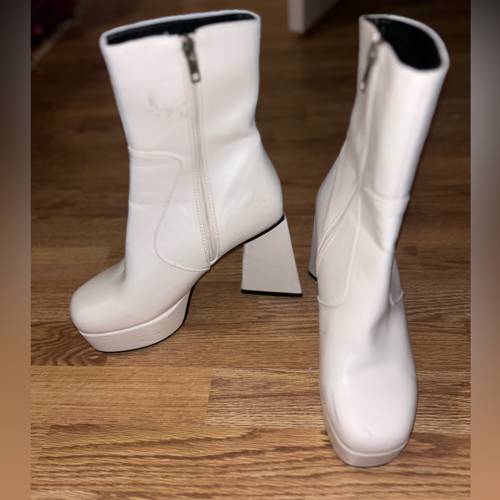 LA MODA DOLLSKILL WHITE LEATHER TRIANGLE HEEL BOOTIE
